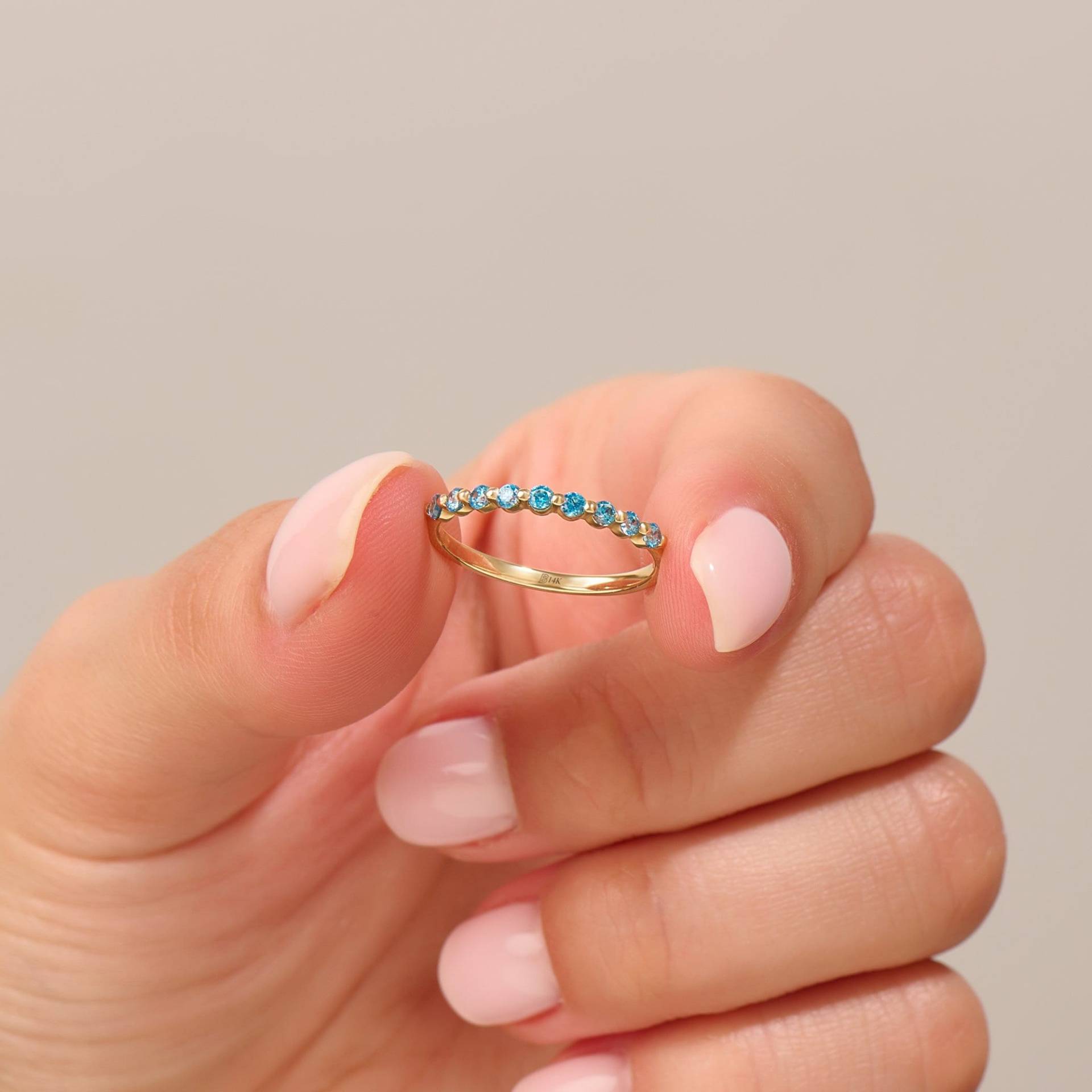 Atemberaubender Aquamarin-Ehering, 14K Gold-Blau-Edelstein-stacking-Ring, Mütter März Birthstone Ring, Schlanke Halbe Ewigkeit Bandringe Für Frauen von BRENNMORE