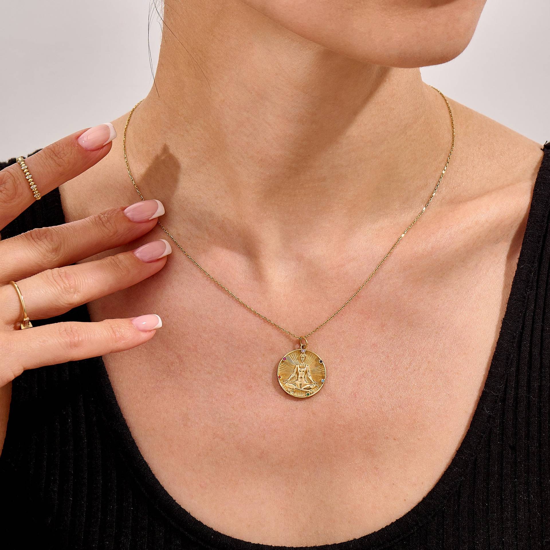 Frauen Solid 14K Gold Meditation Anhänger Halskette Mit Winzigen Edelsteinen Personalisierte Rückseite Graviert Medaillon Yoga Pose Handmade Frauen Solid 14K Gold Meditation Anhänger Halskette Mit Winzigen Edelsteinen Personalisierte Rückseite Graviert Medaillon Yoga Pose Handmade von BRENNMORE