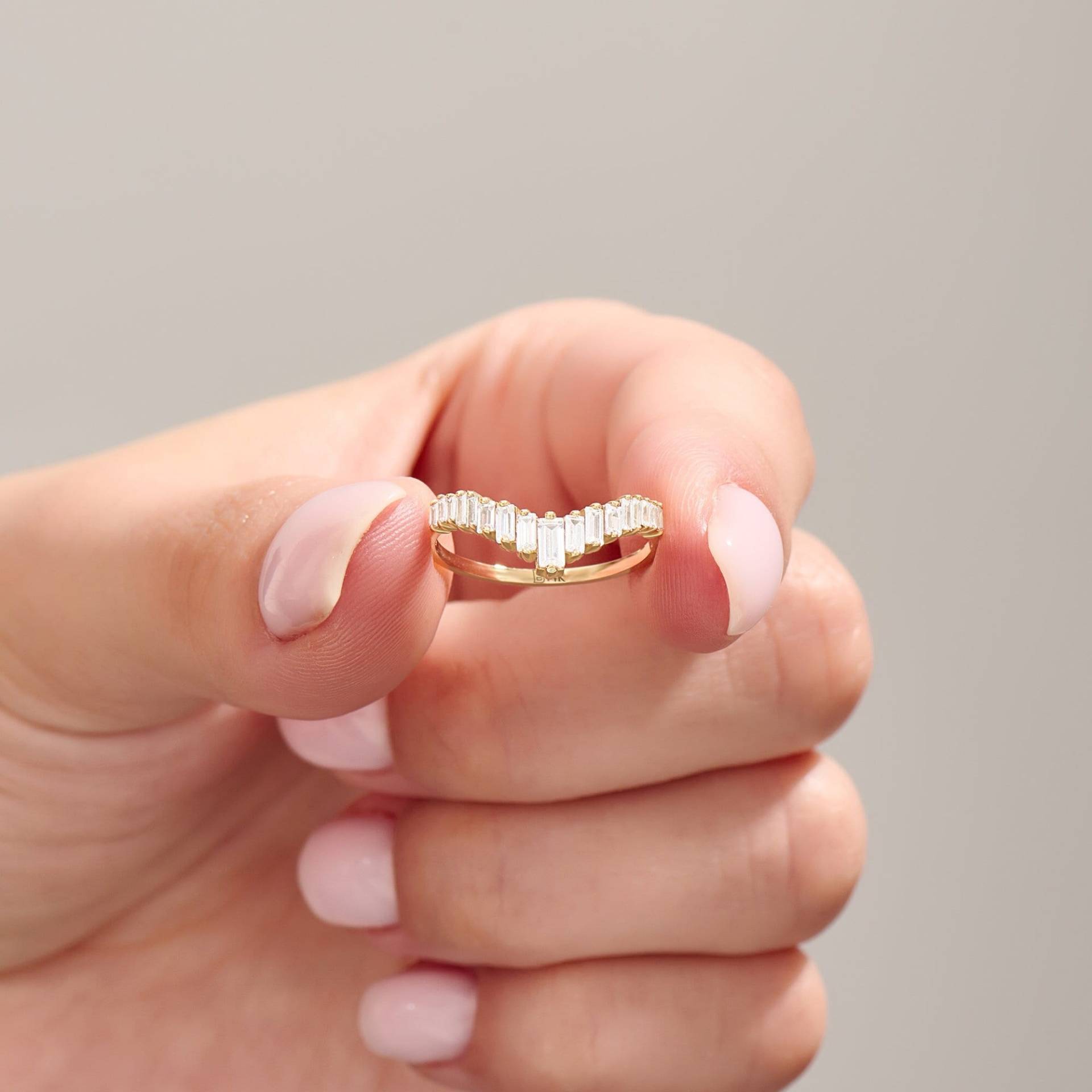 Geschwungener Ehering 14K Solid Gold Baguette Diamant Chevron Ring Frauen Lab V Form Verstärkt Handgemachte Schmuck Geschenk Geschwungener Ehering 14K Solid Gold Baguette Diamant Chevron Ring Frauen Lab V Form Verstärkt Handgemachte Schmuck Geschenk von BRENNMORE