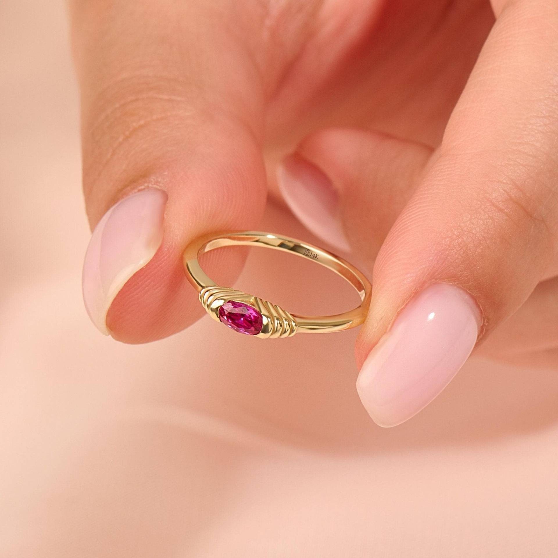 Gold Rubin Ring, Damen Ring 14K Gold, Pink Pinky Massivgold, Juli Geburtsstein Oval Siegelring, Geburtstag Schmuck von BRENNMORE