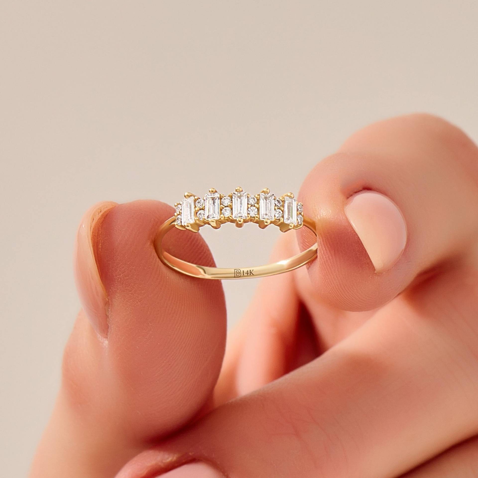 Lab Diamant Baguette Halb Eternity Ring Für Frauen Solid Gold Zierlich Hochzeit Minimalist Verlobung Braut Echt Gelb Rose Weiß Schmuck Lab Diamant Baguette Halb Eternity Ring Für Frauen Solid Gold Zierlich Hochzeit Minimalist Verlobung Braut Echt Gelb Rose Weiß Schmuck von BRENNMORE