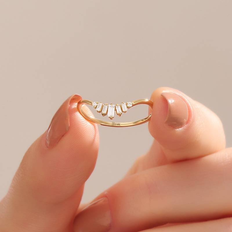 Lab Diamant Gebogener Ehering Massiv 10K 14K 18K Gold Baguette Ringenhancer Für Verlobung Frauen Chevron Ring V Förmige Kurve Teil Angeordnet Lab Diamant Gebogener Ehering Massiv 10K 14K 18K Gold Baguette Ringenhancer Für Verlobung Frauen Chevron Ring V Förmige Kurve Teil Angeordnet von BRENNMORE