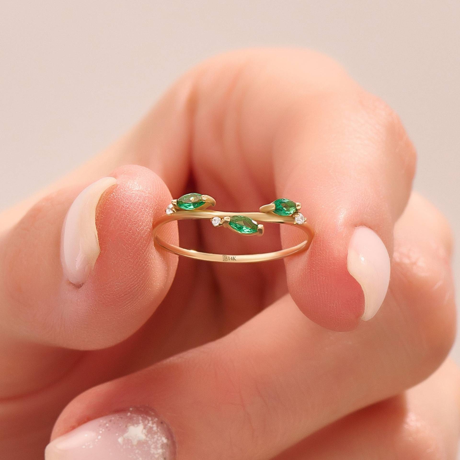 Lab-Erstellter Smaragd Blatt-Ring Massiv 14K Gold Trauring Frauen Marquise-Schliff Grün Stacking Ring Natur Inspiriert Zierlich Gelb Rose Weiß Lab-Erstellter Smaragd Blatt-Ring Massiv 14K Gold Trauring Frauen Marquise-Schliff Grün Stacking Ring Natur Inspiriert Zierlich Gelb Rose Weiß von BRENNMORE