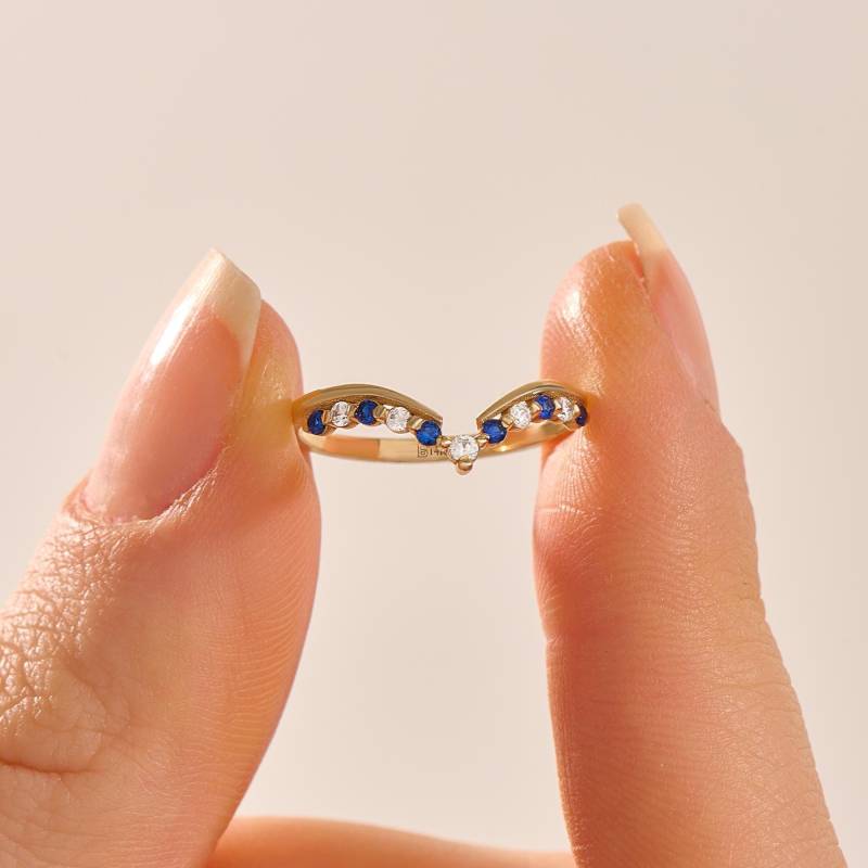 Lab Sapphire Moissanit Gebogener Ehering Frauen Solide 14K Gold Chevron Ringenhancer V Förmige Zierliche Blau Weiße Edelstein Stapelbare Kontur von BRENNMORE