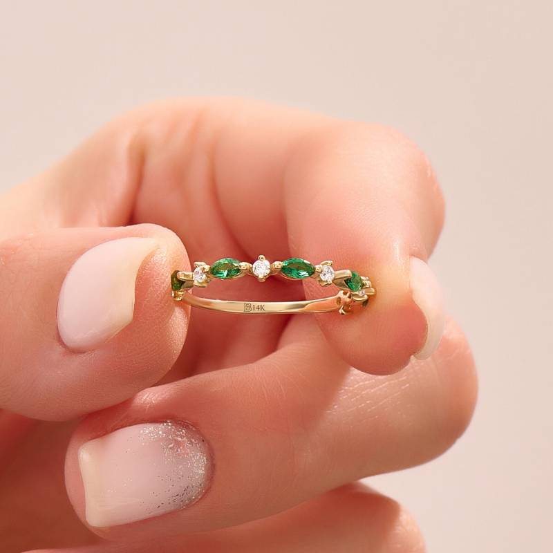 Lab Smaragd Ehering Solid 10K 14K 18K Goldring Halbe Ewigkeit Stapelbar Mai Birthstone Zierlich Gelb Rose Weiß Minimalist Schmuck Geschenk von BRENNMORE