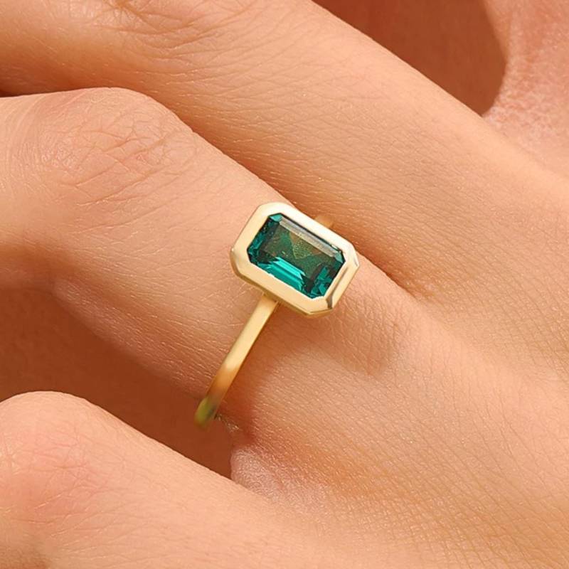 Lünette Smaragd Ring 14K Massiv Gold Arctic Green Kann Birthstone Minimalist Geschenk Frauen von BRENNMORE