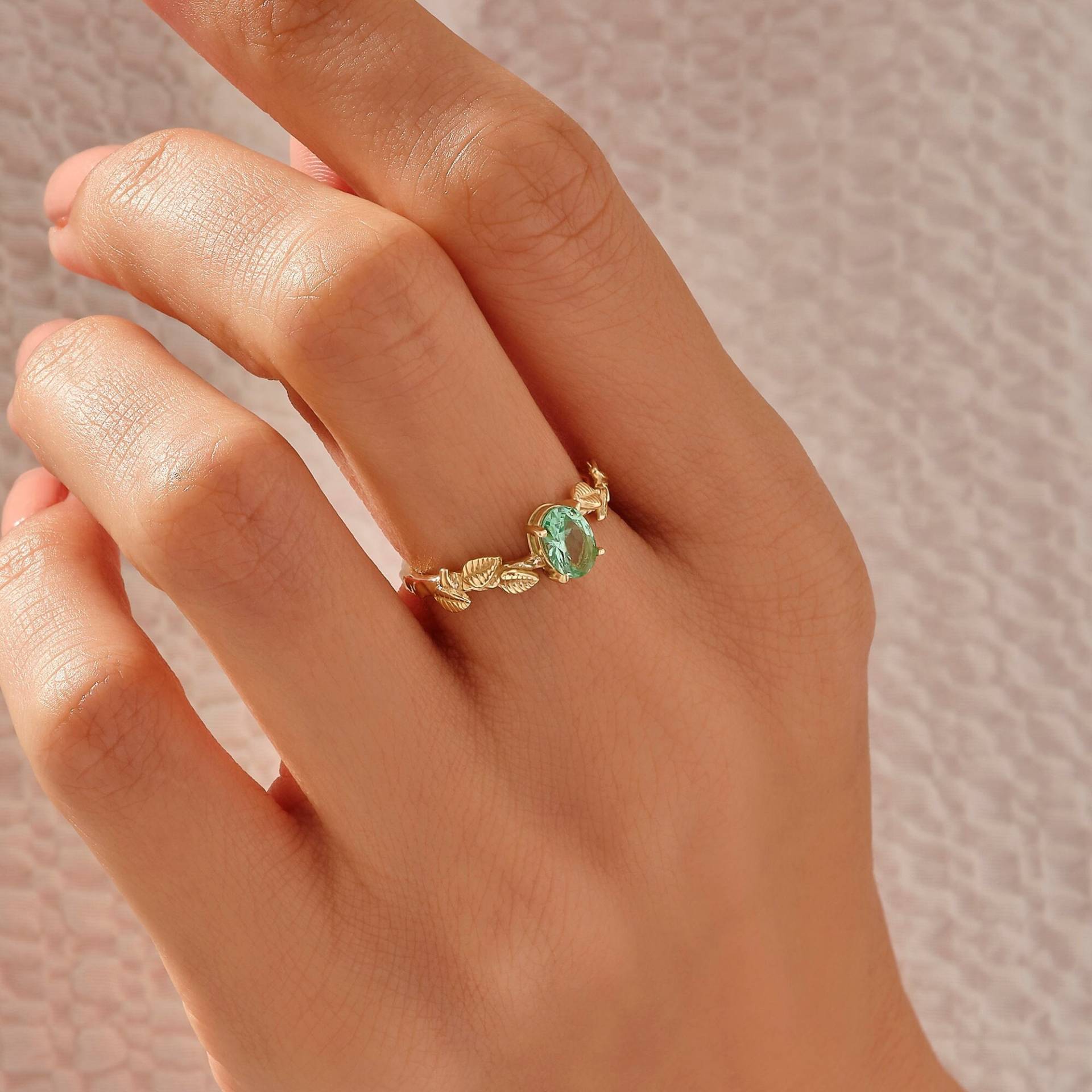 Massiver Gold Paraiba Turmalin Ring, 14K Blume Verlobungsring Für Frauen, Grüner Kristall Solitär Natur Inspirierter Jubiläumsring von BRENNMORE