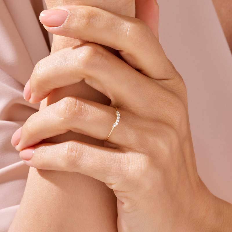 Moissanite Gebogener Ehering Frauen Massiver 14K Gold Ringenhancer Ultra Slim Dainty Lab Diamant Dünne Stapelbarer Konturenring Für Die Verlobung Moissanite Gebogener Ehering Frauen Massiver 14K Gold Ringenhancer Ultra Slim Dainty Lab Diamant Dünne Stapelbarer Konturenring Für Die Verlobung von BRENNMORE