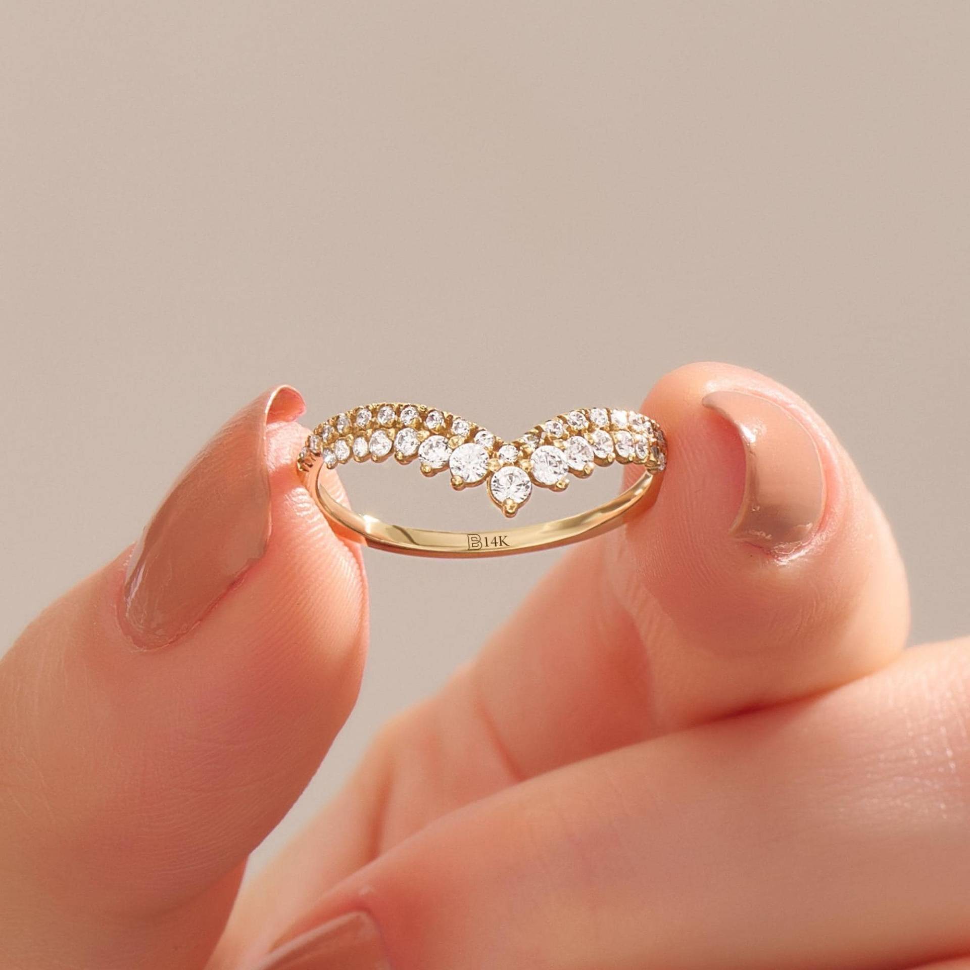 Moissanite Gebogener Ehering Massiv 10K 14K 18K Gold Kurve Band Zierliche V-Förmige Chevron Pave Lab Diamant Cz Stapelring, Handgemachte Geschenke Moissanite Gebogener Ehering Massiv 10K 14K 18K Gold Kurve Band Zierliche V-Förmige Chevron Pave Lab Diamant Cz Stapelring, Handgemachte Geschenke von BRENNMORE