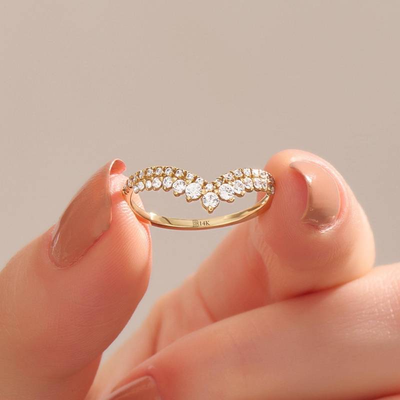 Moissanite Gebogener Ehering Massiv 10K 14K 18K Gold Kurve Band Zierliche V-Förmige Chevron Pave Lab Diamant Cz Stapelring, Handgemachte Geschenke Moissanite Gebogener Ehering Massiv 10K 14K 18K Gold Kurve Band Zierliche V-Förmige Chevron Pave Lab Diamant Cz Stapelring, Handgemachte Geschenke von BRENNMORE