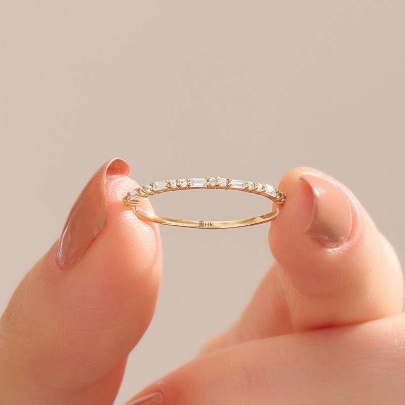 Moissanite Minimal Baguette Ehering 14K Gold Ultra Dünne Stapelband Halbe Eternity Lab Erstellt Diamant Zierliche Ringenhancer Moissanite Minimal Baguette Ehering 14K Gold Ultra Dünne Stapelband Halbe Eternity Lab Erstellt Diamant Zierliche Ringenhancer von BRENNMORE