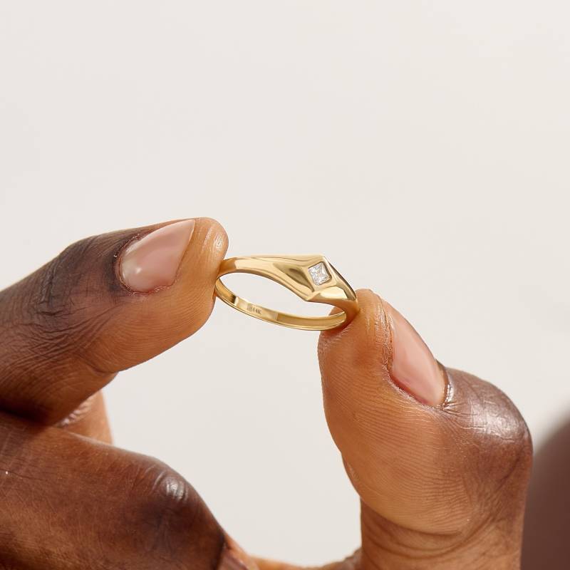 Moissanite Rhombus Pinky Ring 14K Gold Minimalist Siegelringe Für Frauen Zarte Winzige Statement Band Mit Diamant Handgemachter Schmuck von BRENNMORE