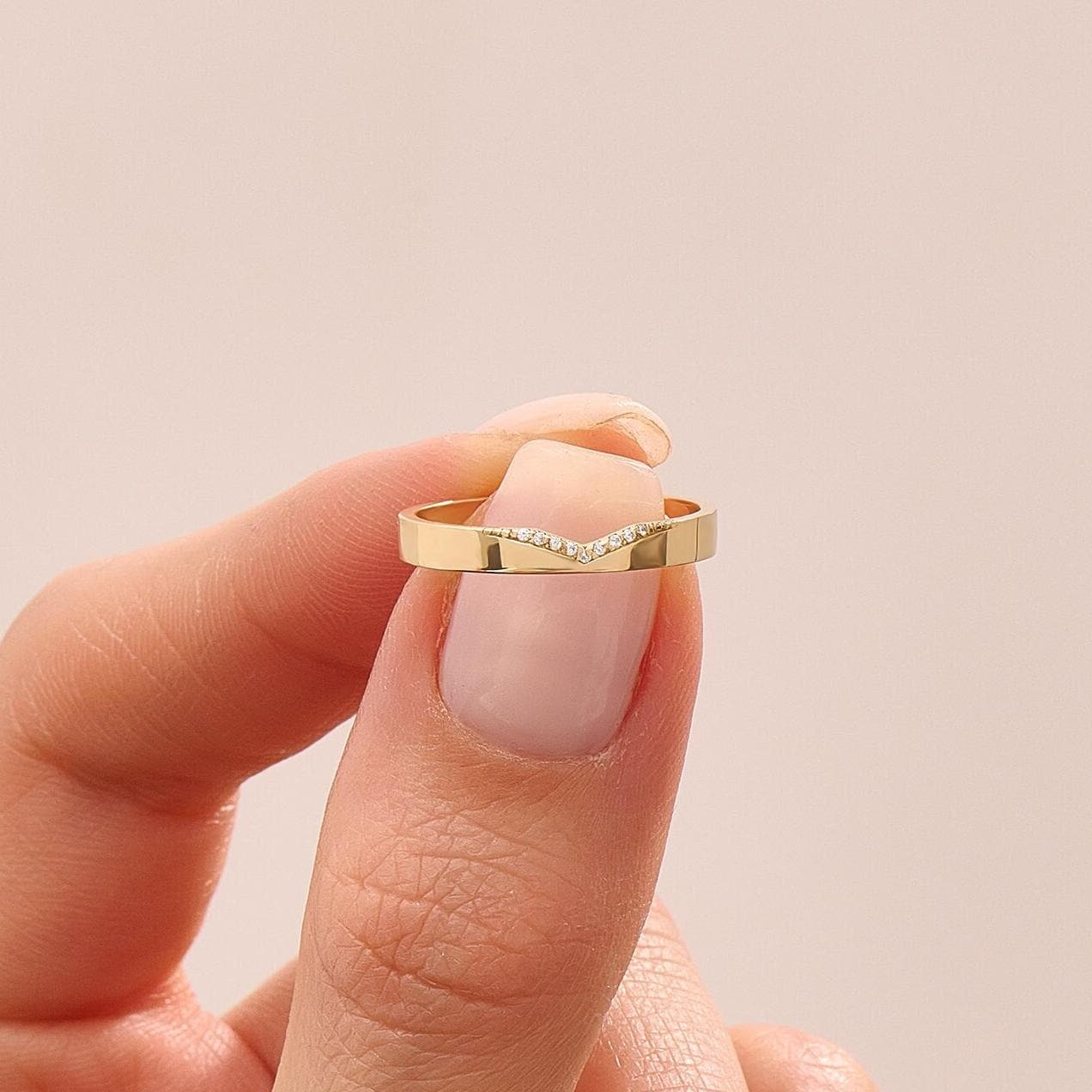 Moissanite V-Form Gebogener Ehering Solid 14K Gold Pave Comfort Fit Allianz Frauen, 3 Mm Gravierbar Gelb Rose Weiß Moissanite V-Form Gebogener Ehering Solid 14K Gold Pave Comfort Fit Allianz Frauen, 3 Mm Gravierbar Gelb Rose Weiß von BRENNMORE