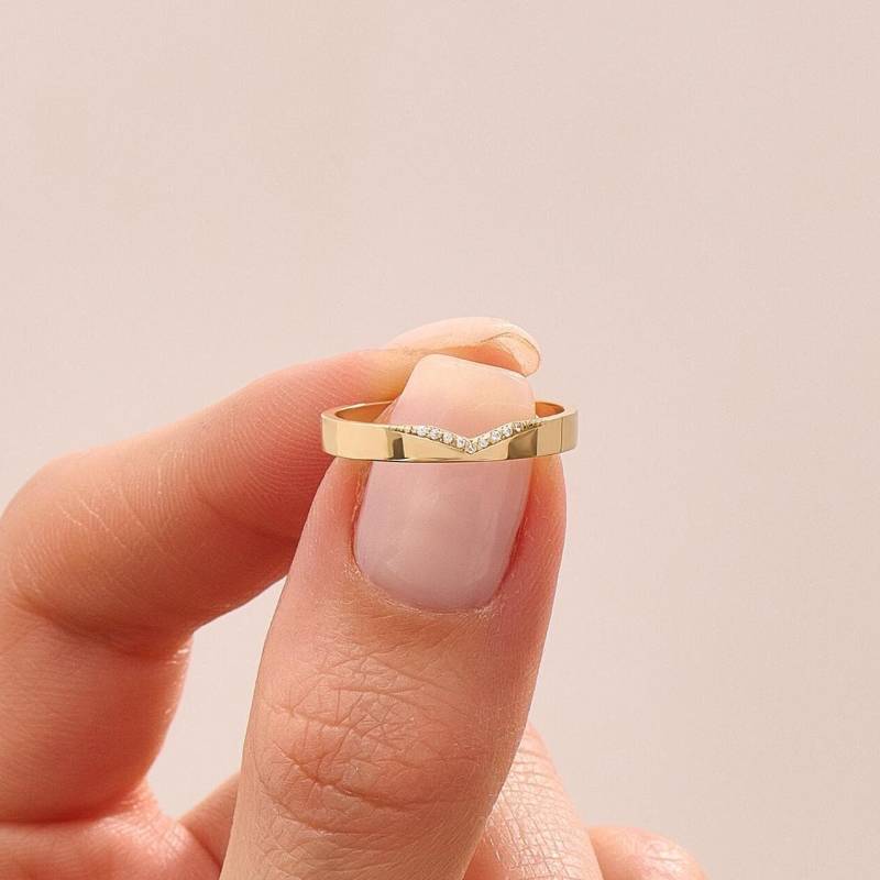 Moissanite V-Form Gebogener Ehering Solid 14K Gold Pave Comfort Fit Allianz Frauen, 3 Mm Gravierbar Gelb Rose Weiß Moissanite V-Form Gebogener Ehering Solid 14K Gold Pave Comfort Fit Allianz Frauen, 3 Mm Gravierbar Gelb Rose Weiß von BRENNMORE