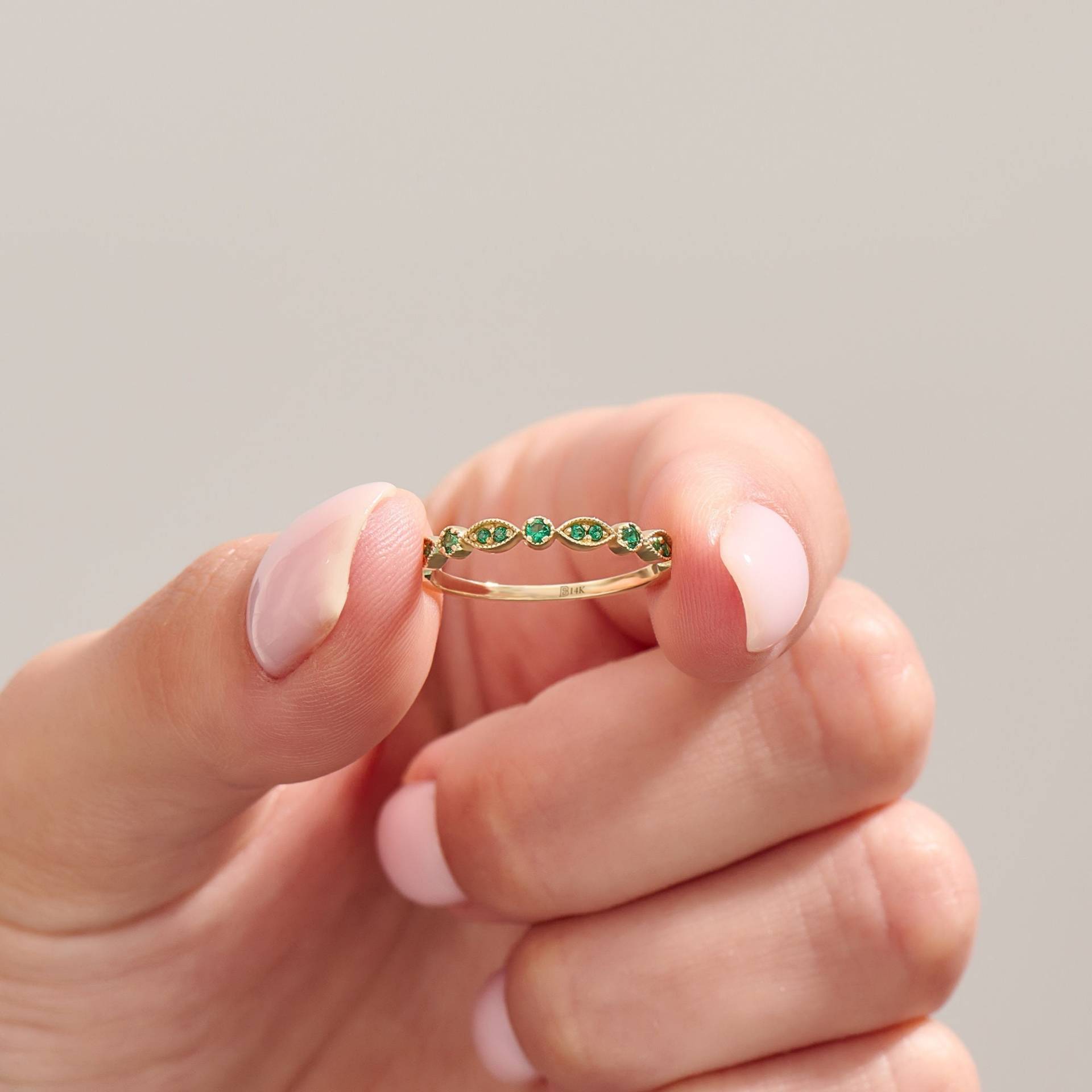 Smaragd Ehering Für Frauen 14K Echtgold Art Deco Stapelring, Solid Gold Halbe Eternity Ring Erhältlich in Gelb Rose Weißgold Smaragd Ehering Für Frauen 14K Echtgold Art Deco Stapelring, Solid Gold Halbe Eternity Ring Erhältlich in Gelb Rose Weißgold von BRENNMORE
