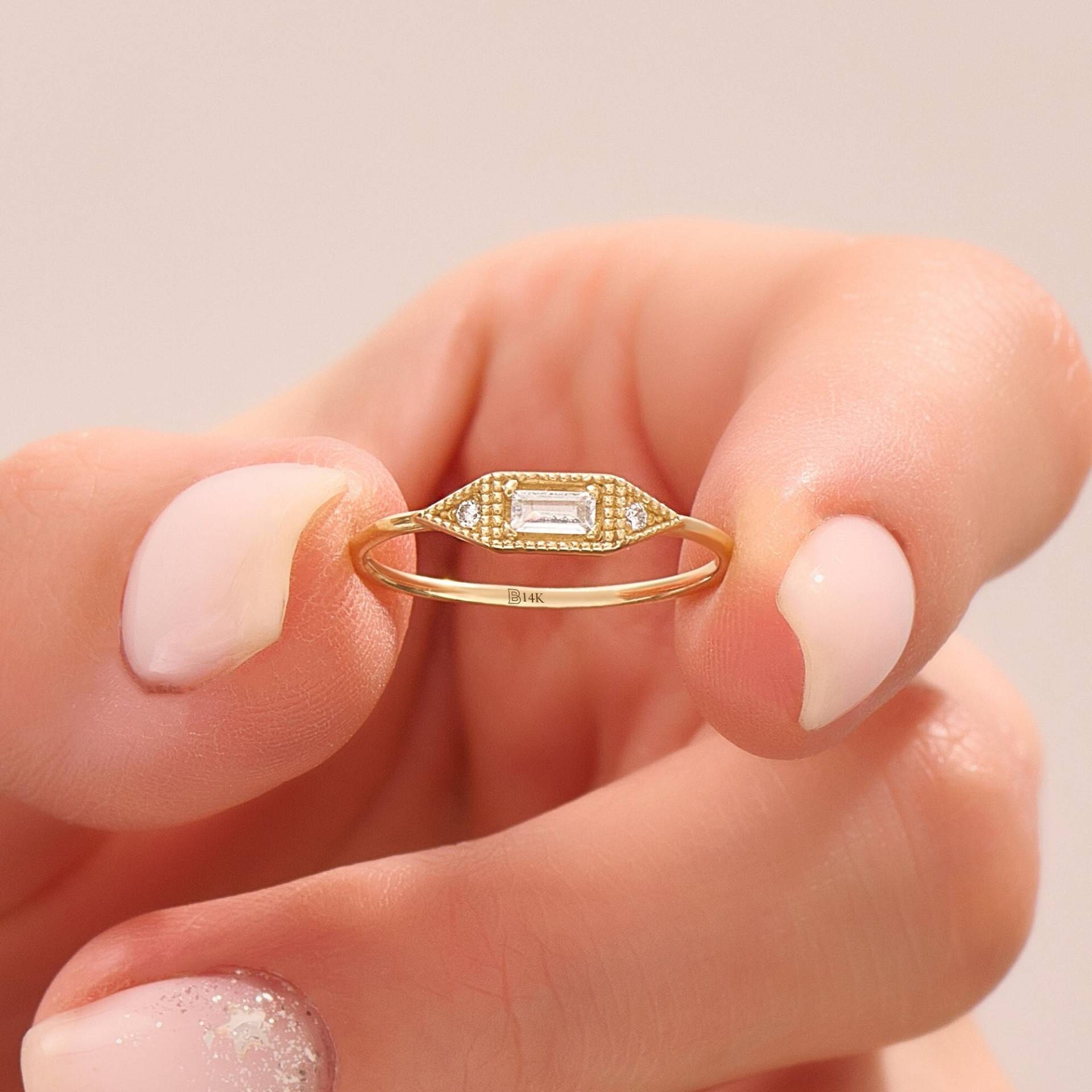Solid Gold Baguette Siegelring 14K Minimalist Pinky Ring, Vintage Design Frauen Schlanke Statement Zierliche Diamant Cz Stacking Band von BRENNMORE