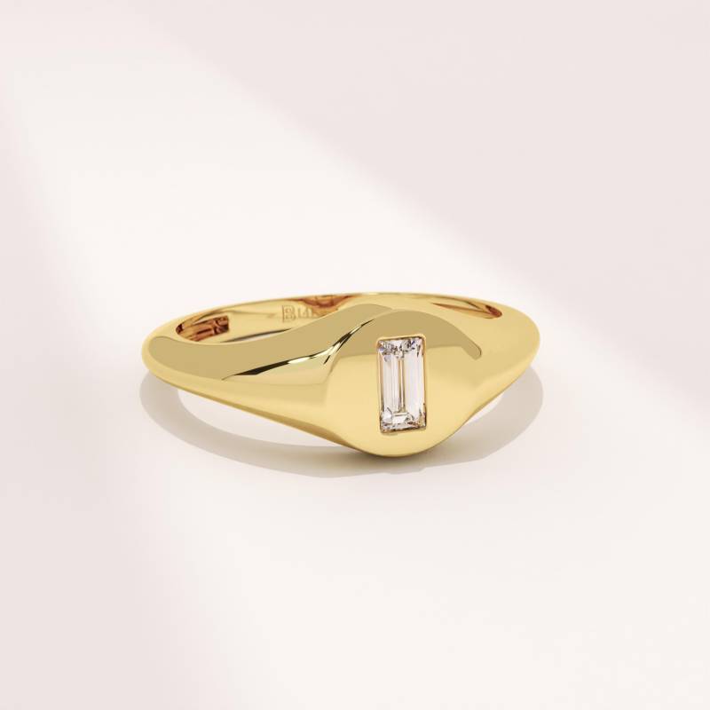 Solid Gold Baguette Siegelring 14K Pinky Ring Für Frauen Mit Winzigen Diamant Kuppel Lünette Minimalist Band Zierliche Statement Schmuck Geschenk von BRENNMORE