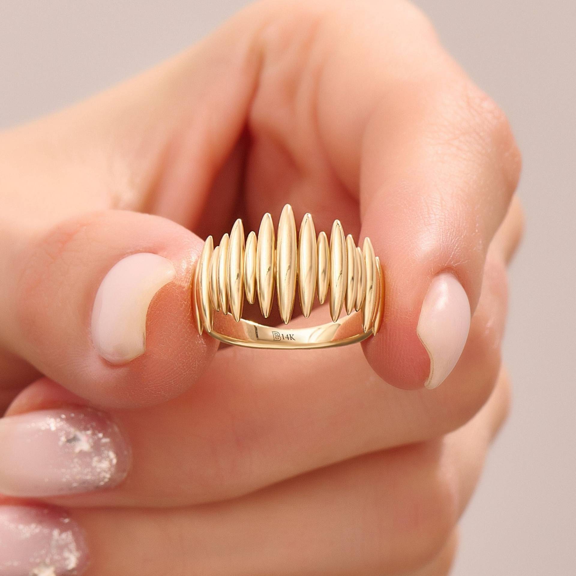 Solid Gold Line Dome Ring, 14K Statement Ring Für Frauen, Einzigartige Pinky Siegelring, Trendy Fashion Chunky von BRENNMORE