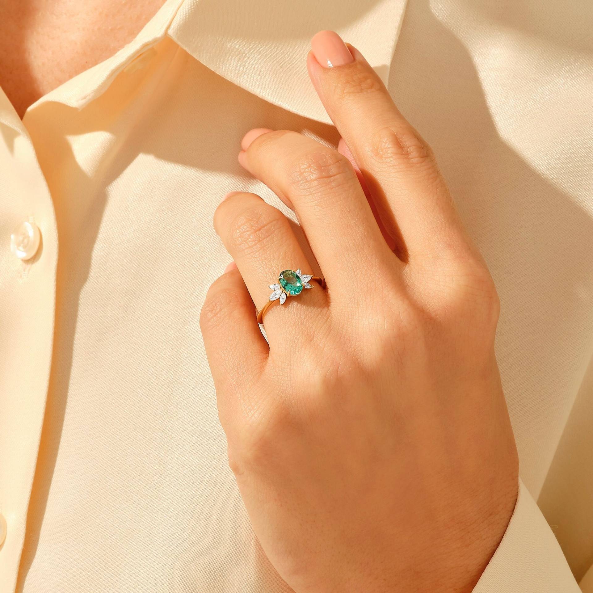 Solid Gold Smaragd Ring, 14K Verlobungsring Frauen, Oval Blumenring Für Sie, Blume Grüner Edelstein von BRENNMORE