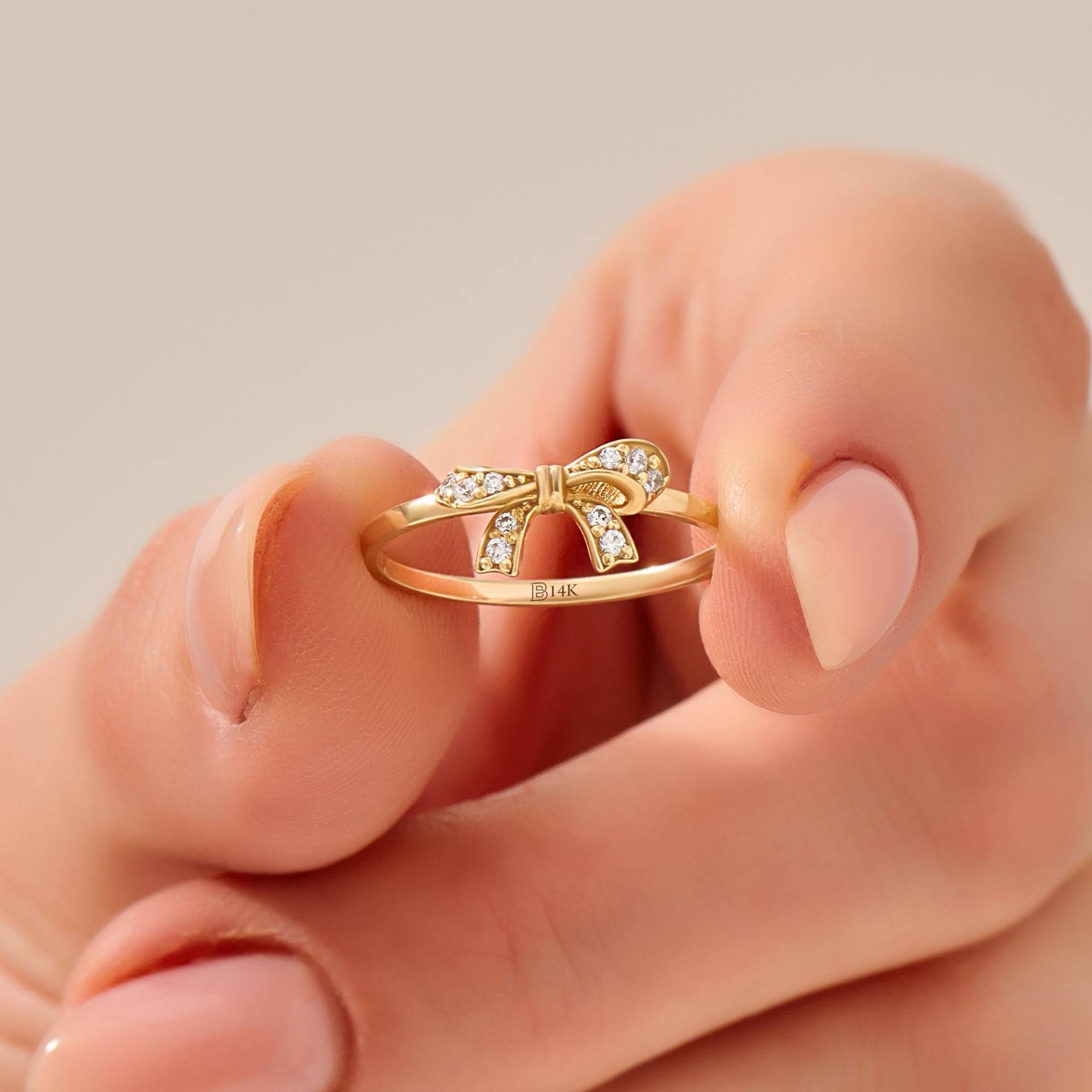 Süßer Band Statement Ring, 14K Solid Gold Zierliche Liebesknoten Reinheit Versprechen Ring Frauen, Trendy Jeden Tag Minimal Bowknot von BRENNMORE