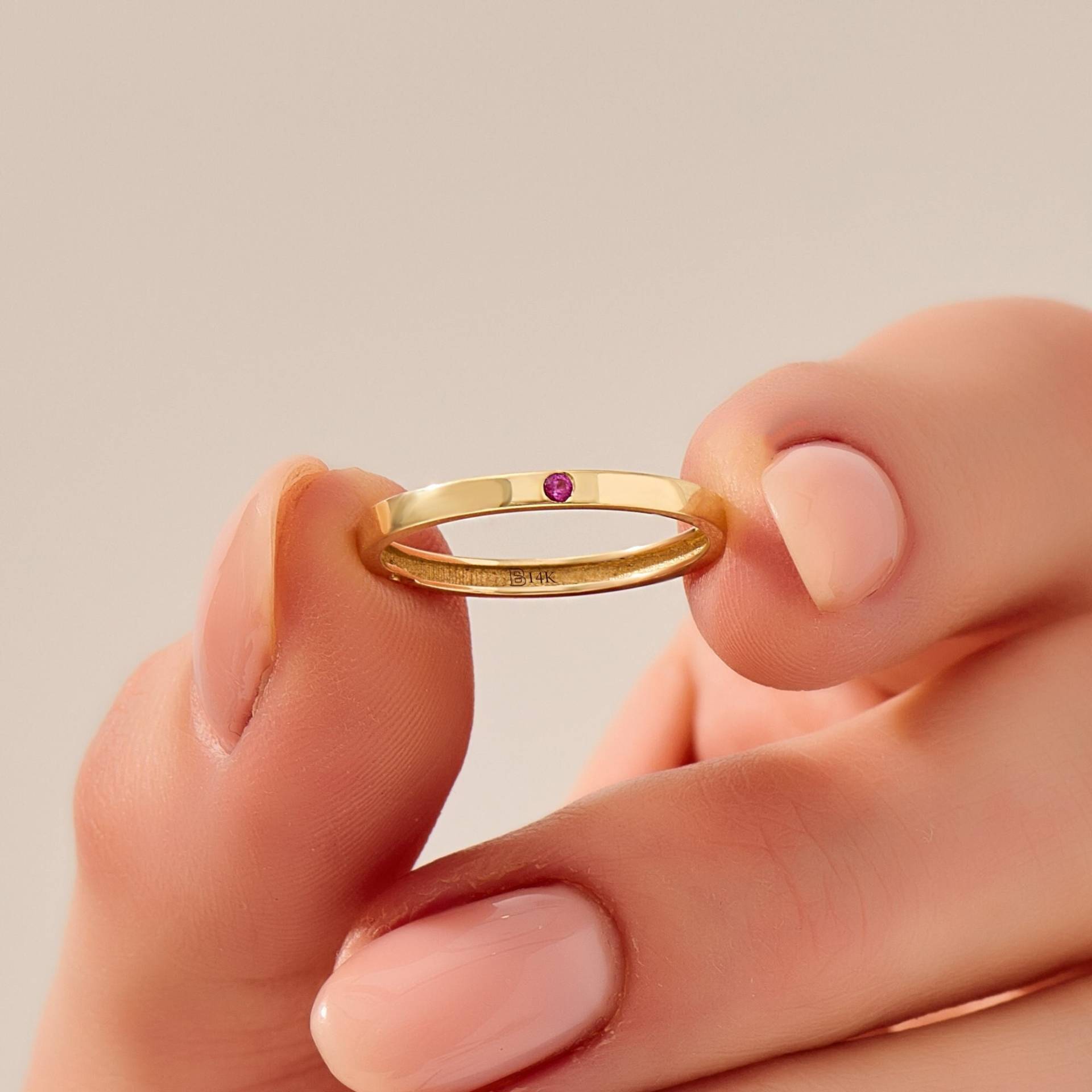 Winziger Rubin Schmaler Bandring Für Frauen, Dünner Personalisierter Ring Aus 14 Karat Echtem Solidem Gold, Rosa Farbe Juli Geburtsstein Ehering von BRENNMORE