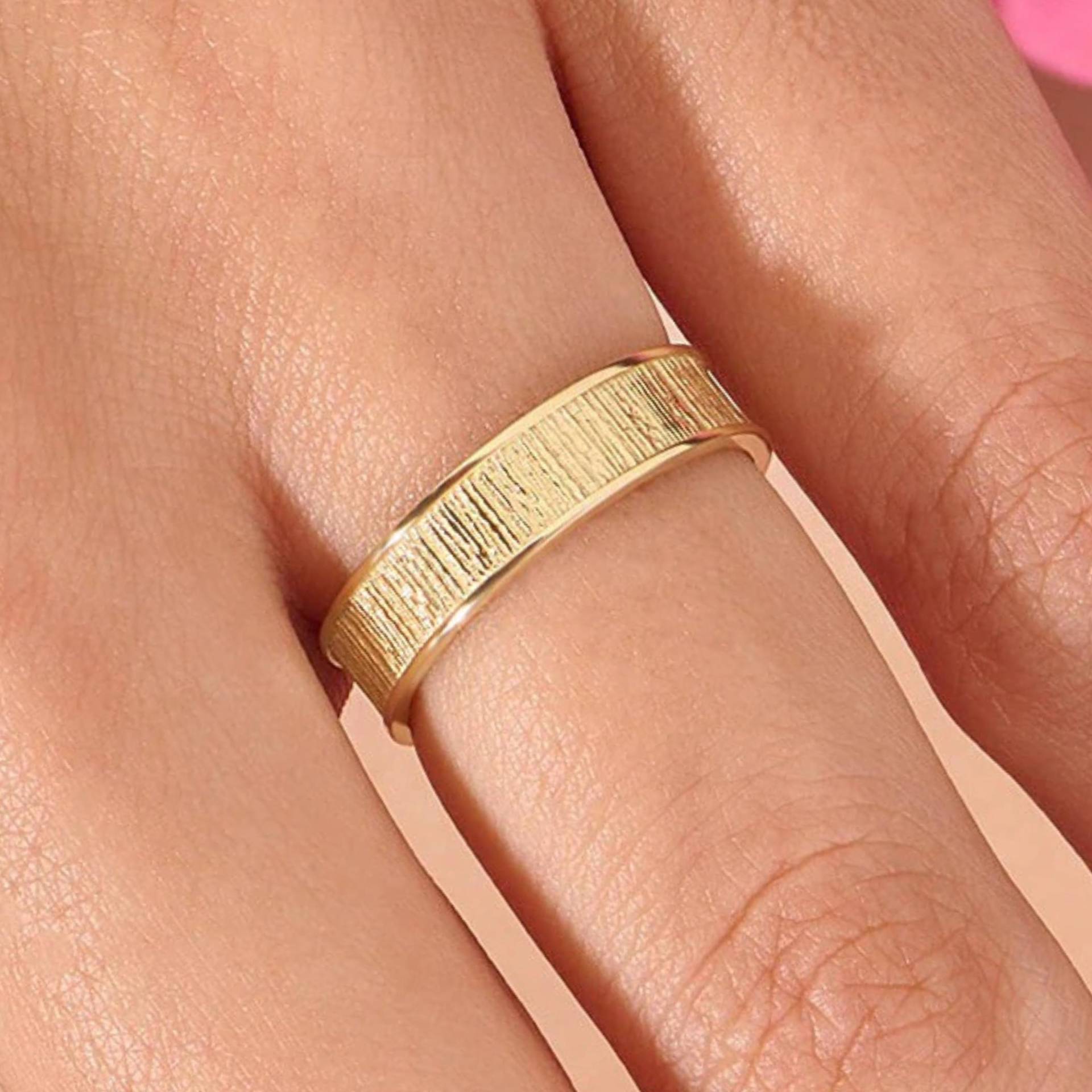 strukturierter Gold Ehering - 14K Massiv Ring Für Männer Und Frauen von BRENNMORE