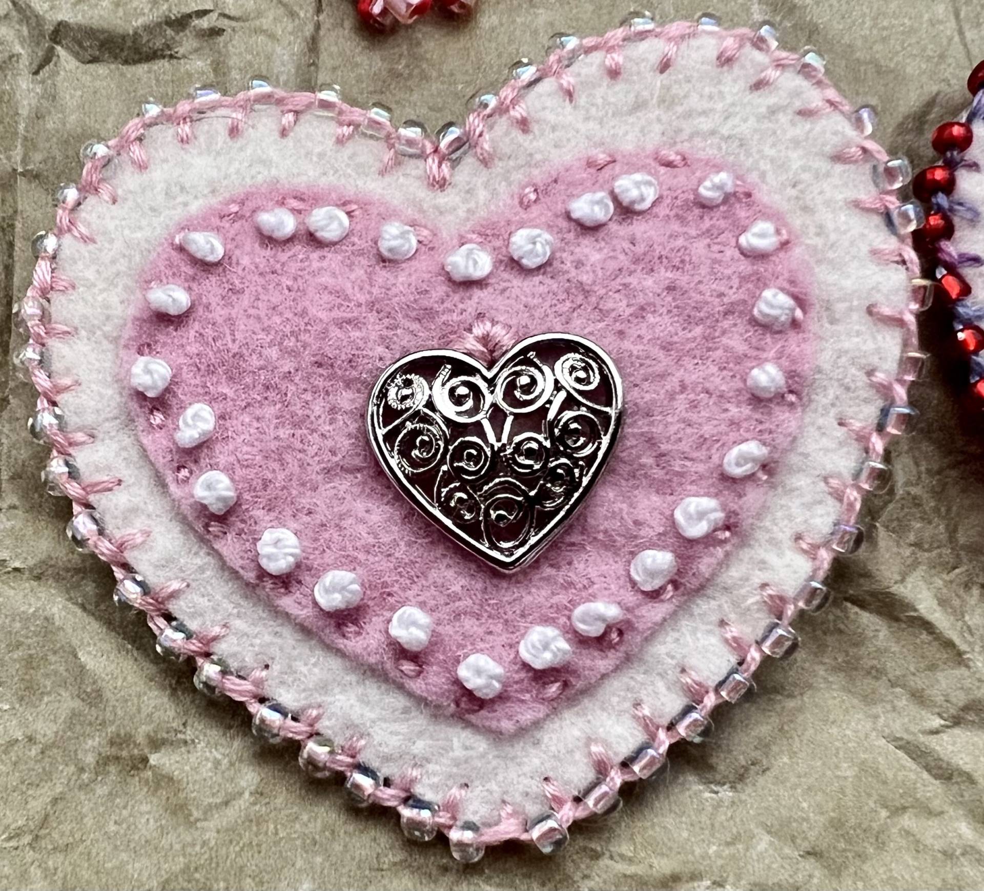 Muttertag Herz Brosche, Pflanzengefärbter Wollfilz, Besticktes Herz, Geburtstag Waldorf Brosche Muttertag Herz Brosche, Pflanzengefärbter Wollfilz, Besticktes Herz, Geburtstag Waldorf Brosche von BRIDGITSBELL