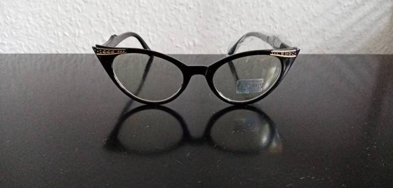 Feine Kleine Acetatbrille Cateye Schwarz Glänzend Mit Strass Applikationen An Ecken Und Bügeln Feine Kleine Acetatbrille Cateye Schwarz Glänzend Mit Strass Applikationen An Ecken Und Bügeln von BRILLAkntrbnt