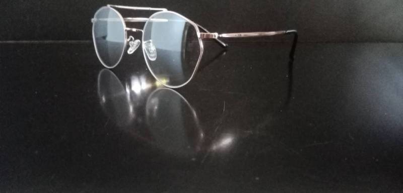 Feine Mehreckige Brille Aus Metall Goldfarben Mit Bronzefarbener Oberfläche Und Doppelsteg Feine Mehreckige Brille Aus Metall Goldfarben Mit Bronzefarbener Oberfläche Und Doppelsteg von BRILLAkntrbnt