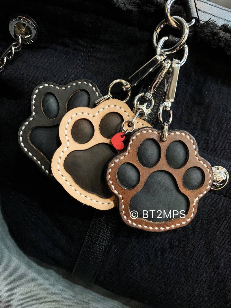Bt2Mps Handgefertigter Taschenanhänger Aus Rindsleder - 3D Hunde/Katzen Pfote Bt2Mps Handgefertigter Taschenanhänger Aus Rindsleder - 3D Hunde/Katzen Pfote von BT2MPS