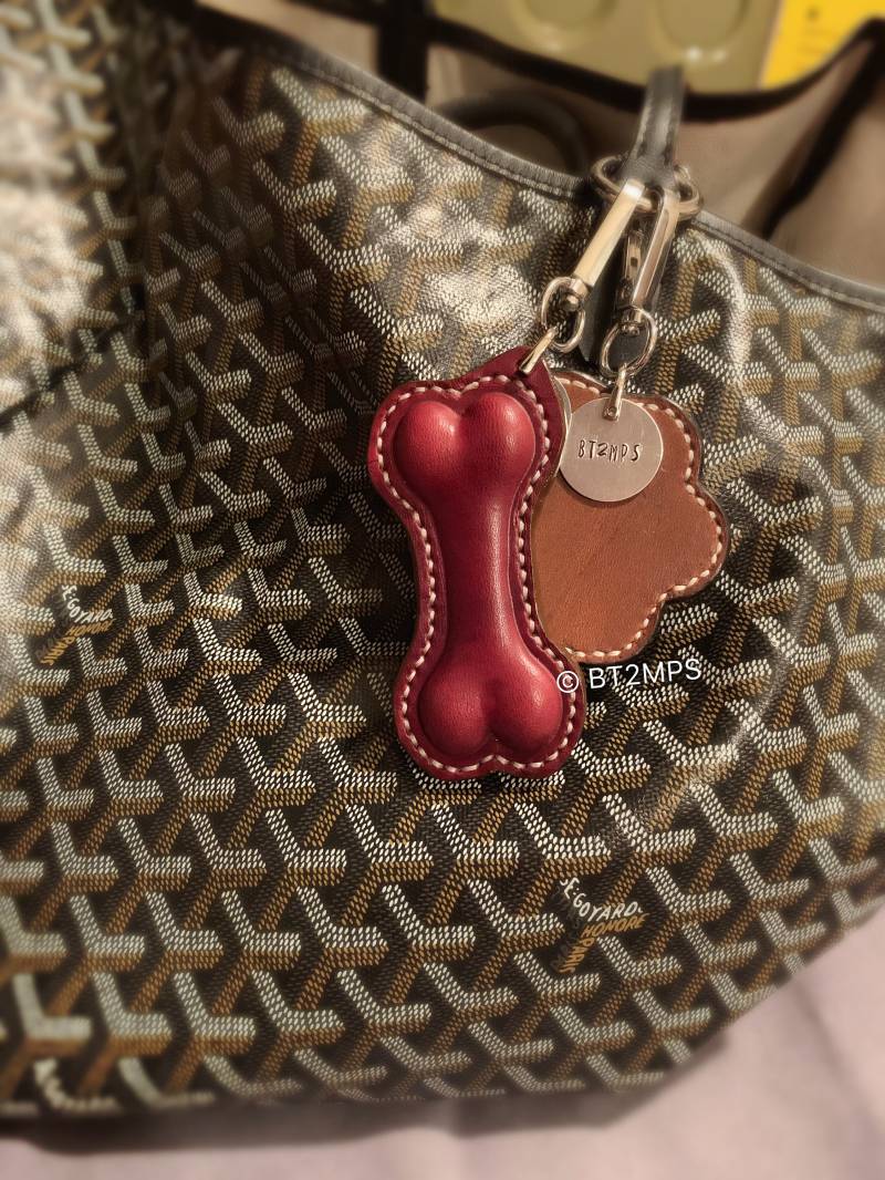Bt2Mps Handgemachter 3D Knochenförmiger Leder Taschenanhänger Bt2Mps Handgemachter 3D Knochenförmiger Leder Taschenanhänger von BT2MPS