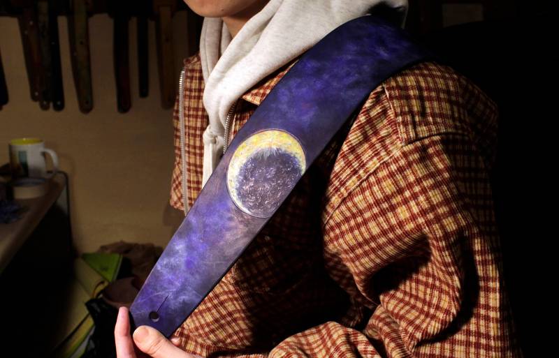 Handgefertigter Gitarrengurt Aus Leder Geschnitztes Mond Design, Breiter Bassgurt Handgefertigter Gitarrengurt Aus Leder Geschnitztes Mond Design, Breiter Bassgurt von BURNYBLACK