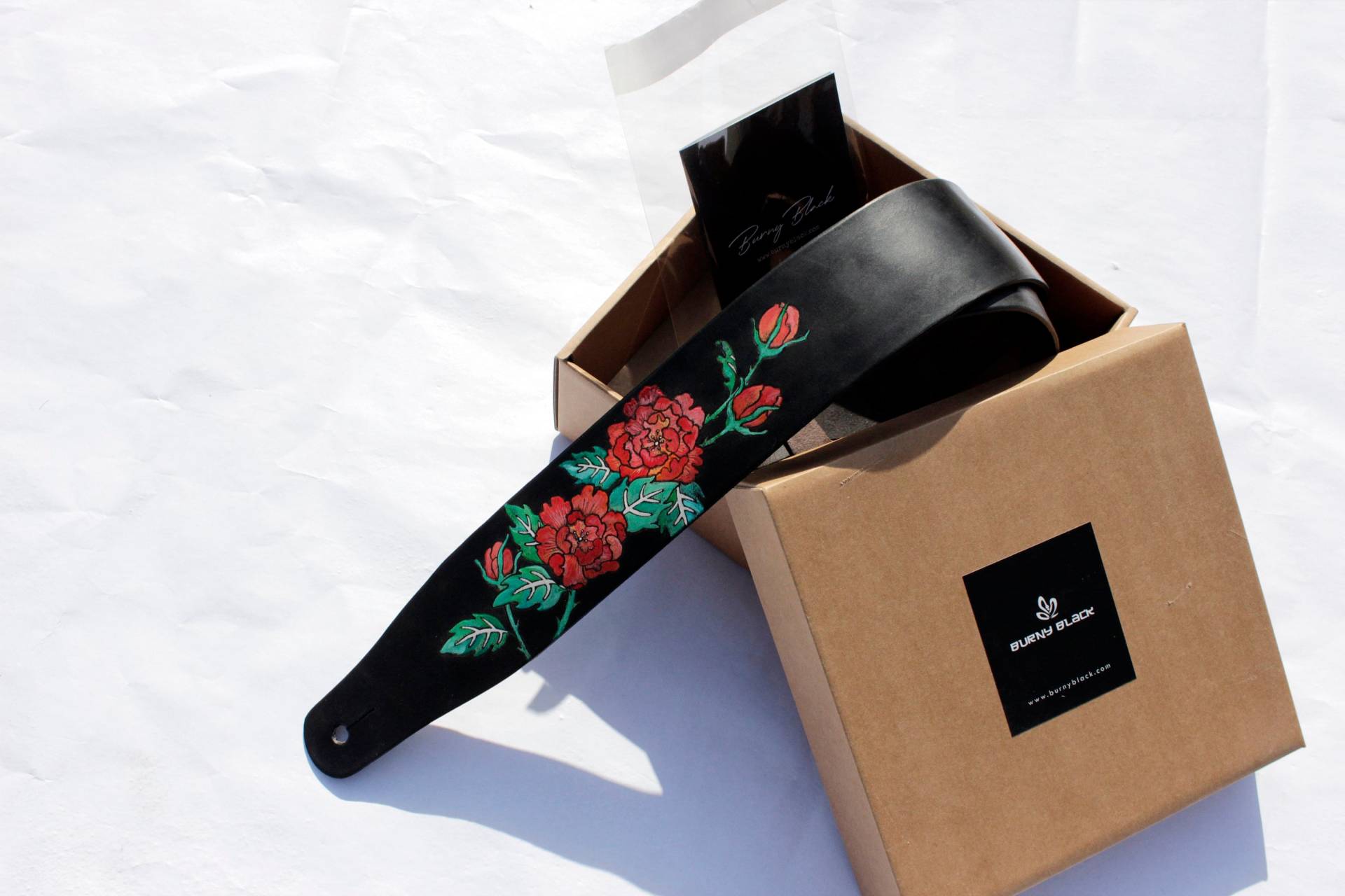 Handgemachter Gitarrengurt Aus Leder Rose Floral, Personalisierter Bassgurt Handgemachter Gitarrengurt Aus Leder Rose Floral, Personalisierter Bassgurt von BURNYBLACK