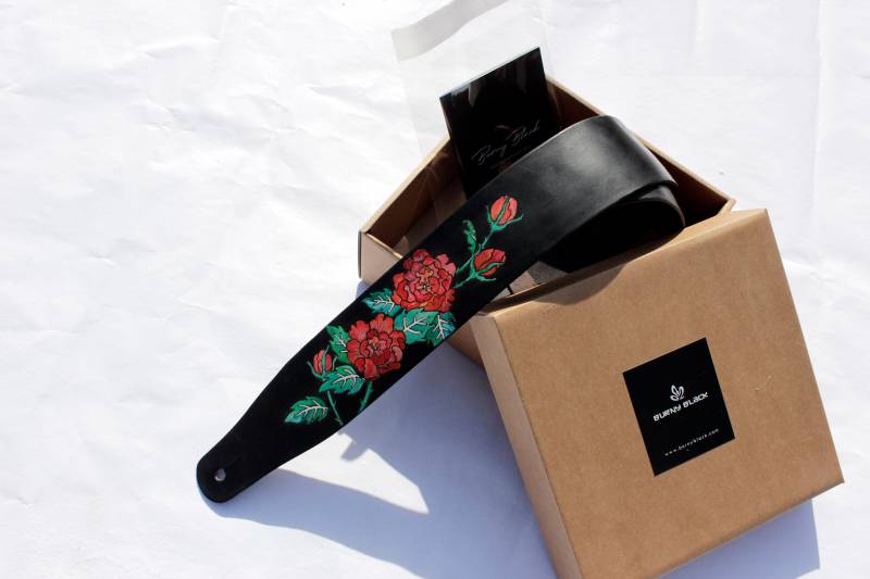 Handgemachter Gitarrengurt Aus Leder Rose Floral, Personalisierter Bassgurt von BURNYBLACK