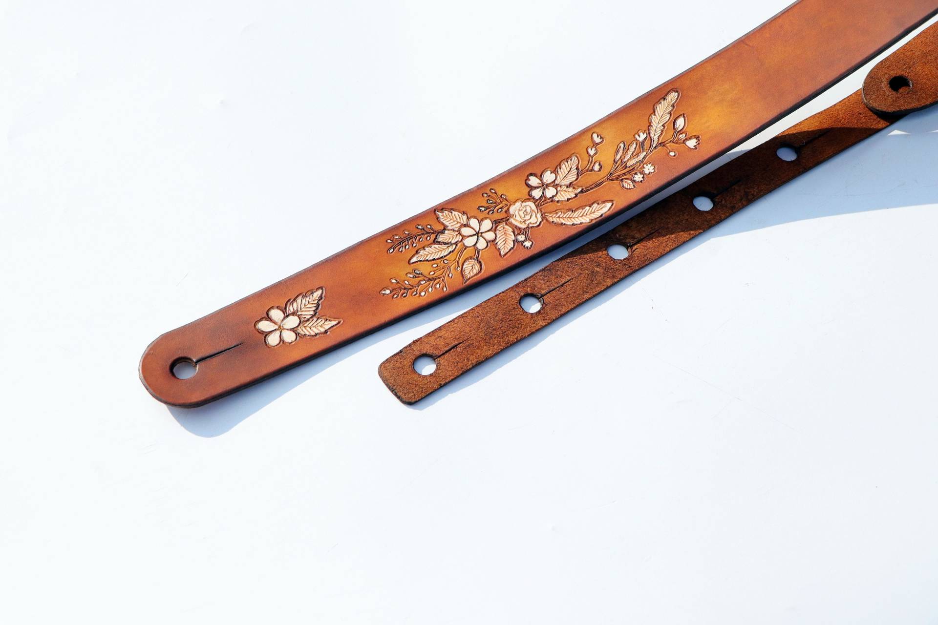 Handgefertigter Ukulelegurt Aus Leder Floral Geschnitzter Kameragurt Handgefertigter Ukulelegurt Aus Leder Floral Geschnitzter Kameragurt von BURNYBLACK