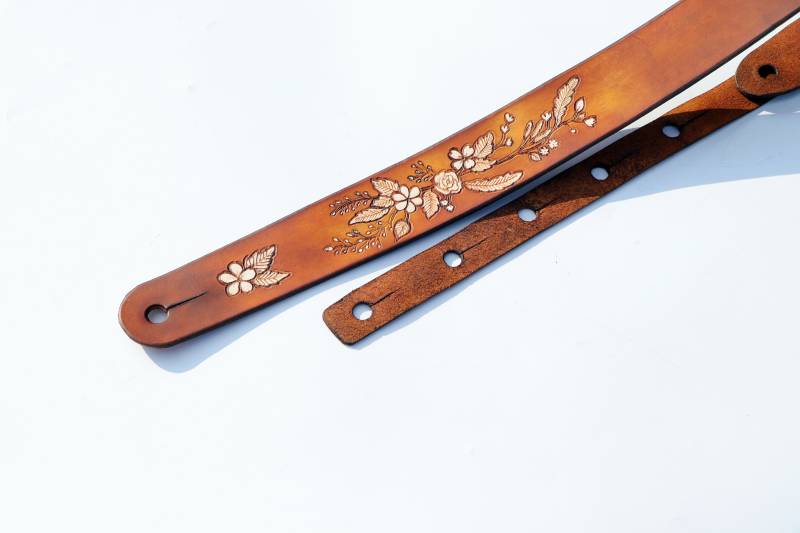 Handgefertigter Ukulelegurt Aus Leder Floral Geschnitzter Kameragurt Handgefertigter Ukulelegurt Aus Leder Floral Geschnitzter Kameragurt von BURNYBLACK