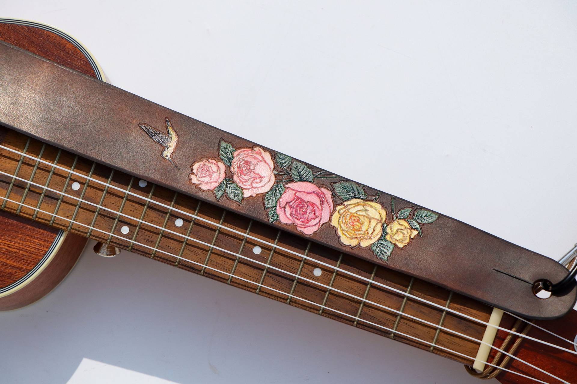 Handgemachte Leder Ukulele Gurt Rose Floral Geschnitzt, Initialen Handgemachte Leder Ukulele Gurt Rose Floral Geschnitzt, Initialen von BURNYBLACK