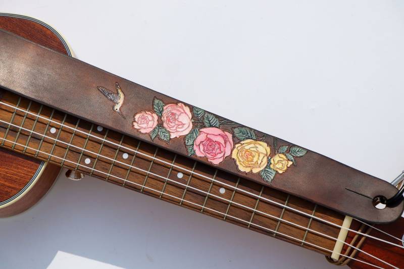 Handgemachte Leder Ukulele Gurt Rose Floral Geschnitzt, Initialen Handgemachte Leder Ukulele Gurt Rose Floral Geschnitzt, Initialen von BURNYBLACK