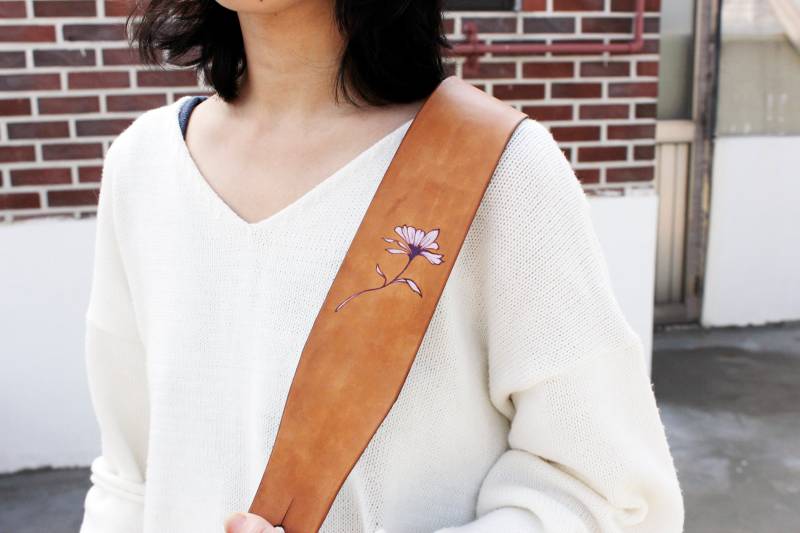 Wild Flower Gitarrengurt Braun Aus Leder Wild Flower Gitarrengurt Braun Aus Leder von BURNYBLACK