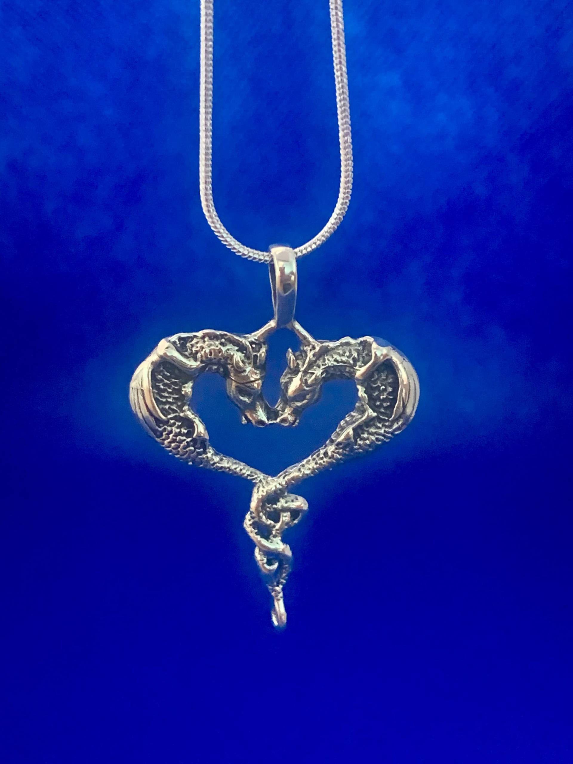 Drachen Verschlungenen Herz Anhänger Aus Sterling Silber Und Schlangenkette Drachen Verschlungenen Herz Anhänger Aus Sterling Silber Und Schlangenkette von BUTLERSSILVER