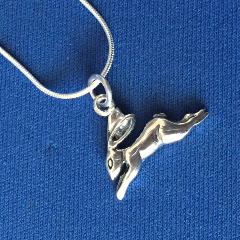 Springender Hase Anhänger Aus Sterlingsilber Und Einer Schlangenkette Springender Hase Anhänger Aus Sterlingsilber Und Einer Schlangenkette von BUTLERSSILVER
