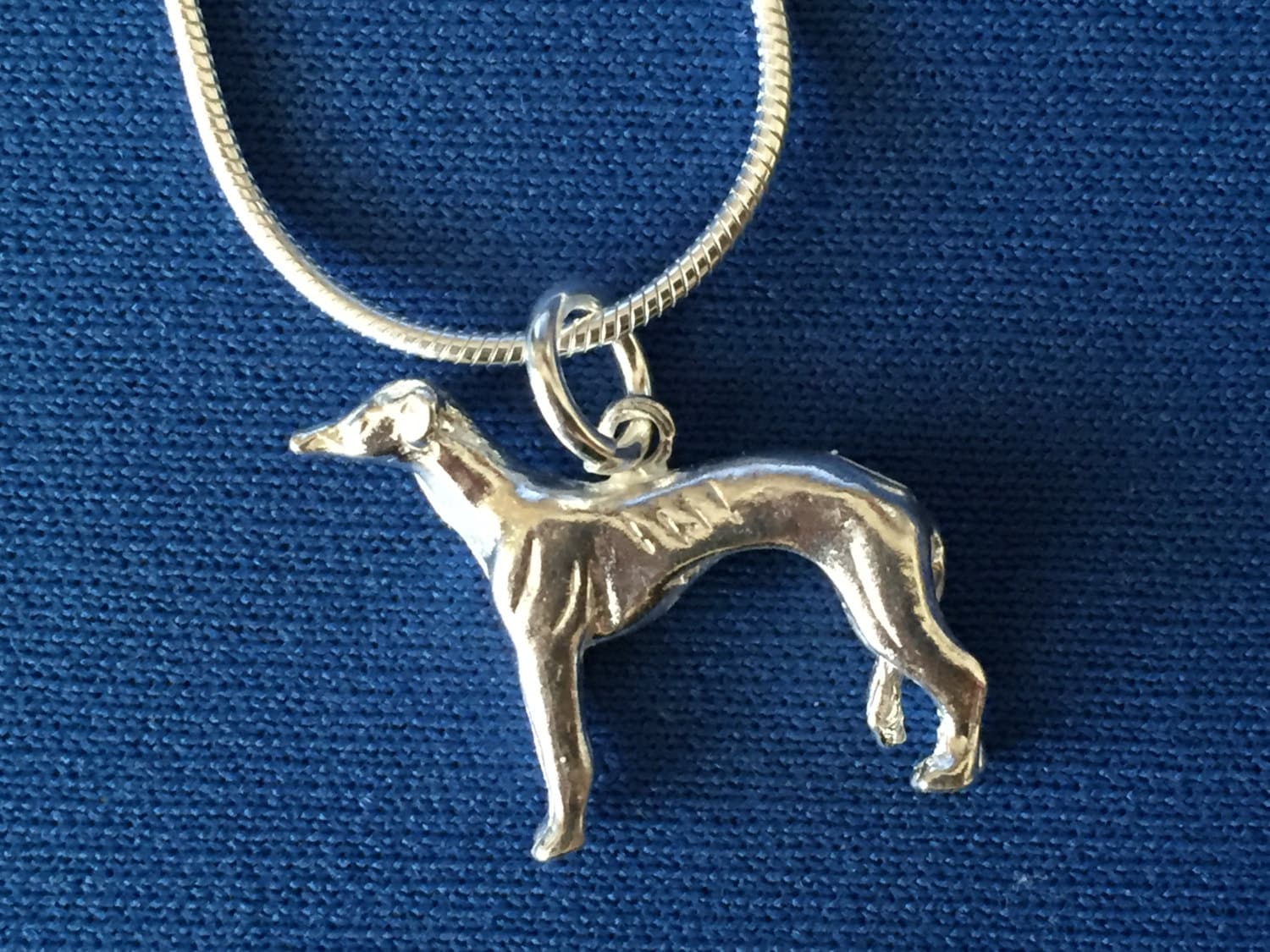 Windhundanhänger Und Schlangenkette Aus Sterlingsilber Windhundanhänger Und Schlangenkette Aus Sterlingsilber von BUTLERSSILVER