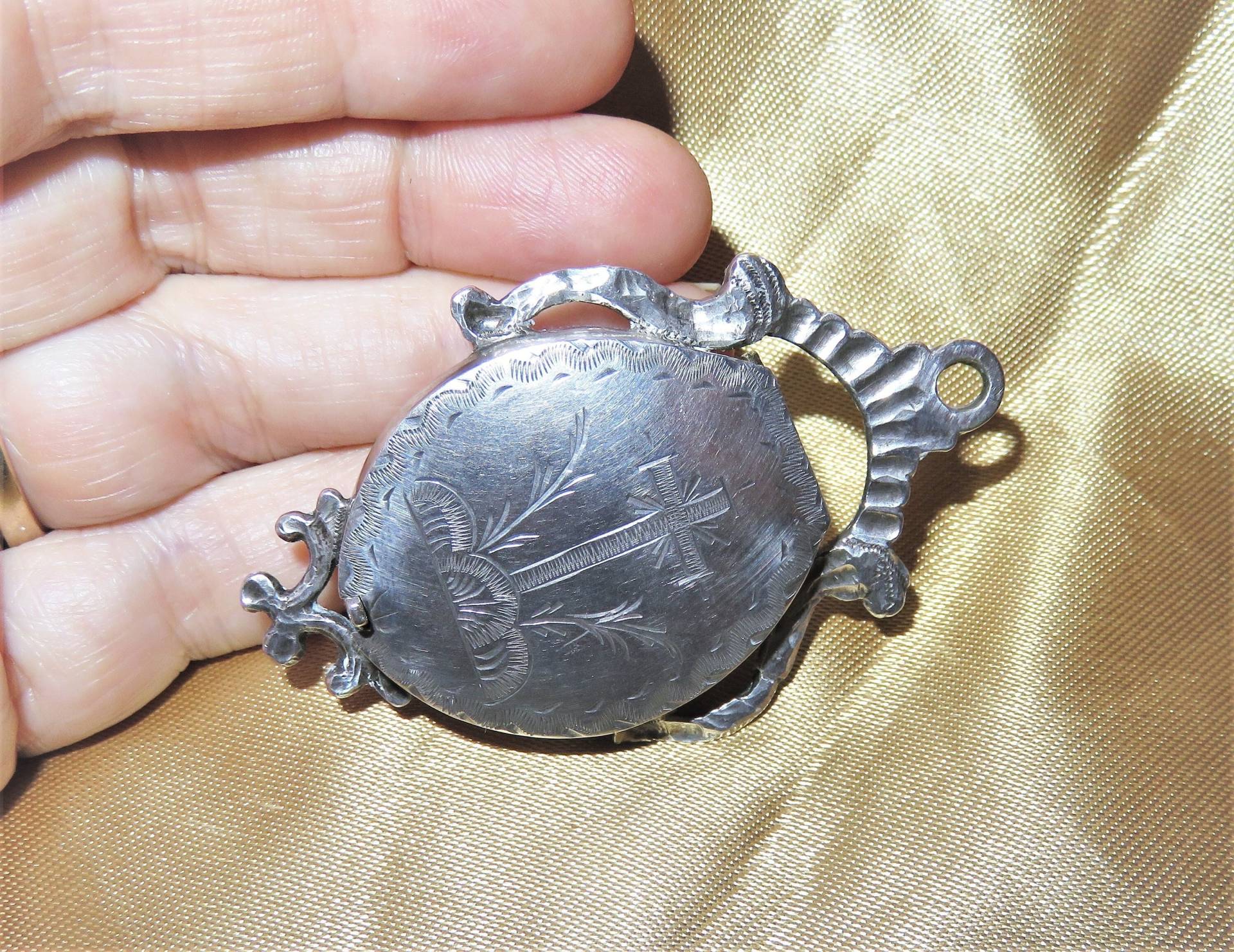 Antikes Sterling Silber Trauer Medaillon Anhänger - Pillendose Oval Andenken Graviertes/Geätztes Kreuz Religiöser Antikes Sterling Silber Trauer Medaillon Anhänger - Pillendose Oval Andenken Graviertes/Geätztes Kreuz Religiöser von BUTTERFLYWINGVINTAGE