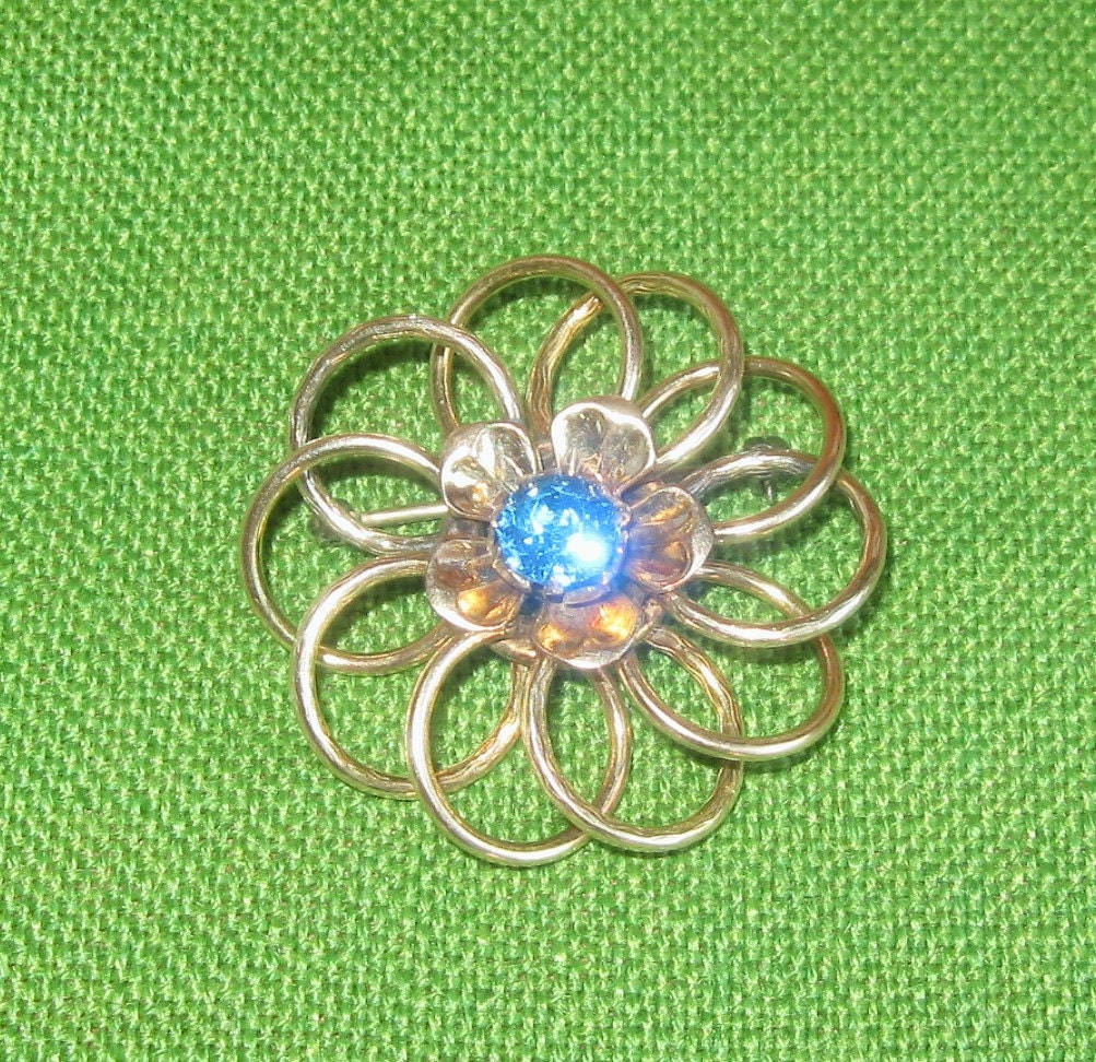 Antique Designer Signierte 10K Gold Filled Etched Flower Brosche Pin Mit Blauem Strass - Whitemanufacturing Company von BUTTERFLYWINGVINTAGE