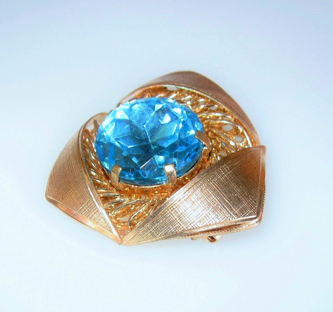 Atemberaubende Vintage West Germany Gold Ton & Blau Strass Brosche Große Prong Set Facettierte Mittelstein von BUTTERFLYWINGVINTAGE