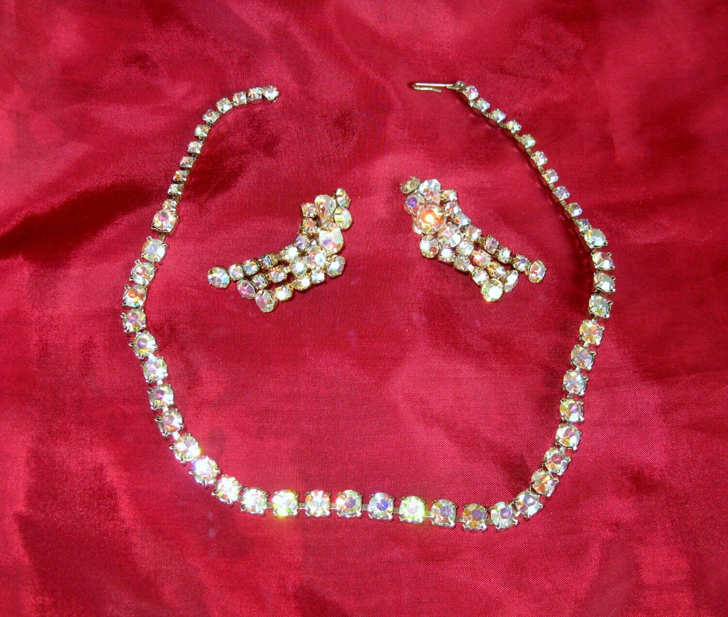 Exquisite Vintage Demi Parure Halskette & Ohrringe Passende Set-Aurora Borealis Strass-Gold Metall-Designer Unsigniert von BUTTERFLYWINGVINTAGE