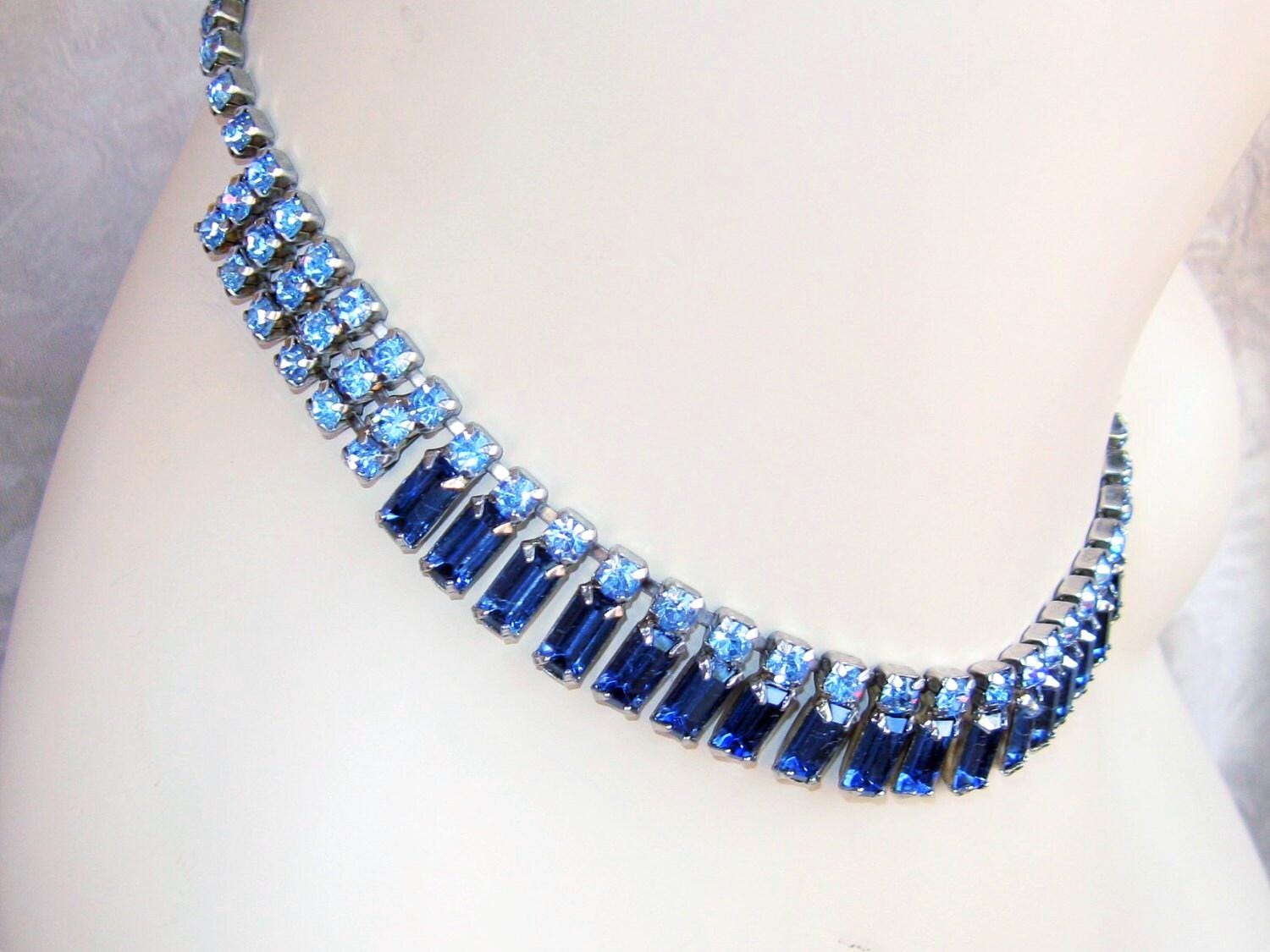 Fabelhafte Vintage Weiss Demi Parure Halskette & Ohrringe Passende Set-Blaue Strasssteine-Silber Metall-Designer Signiert Weiss von BUTTERFLYWINGVINTAGE