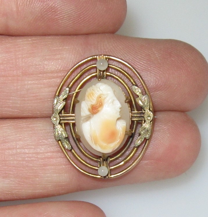 Feine 14K Gold Gefüllt & Samen Perlen Cameo Pin - Kleine Geschnitzte Shell Prong Set Brosche John H Peckham Macher Mark von BUTTERFLYWINGVINTAGE