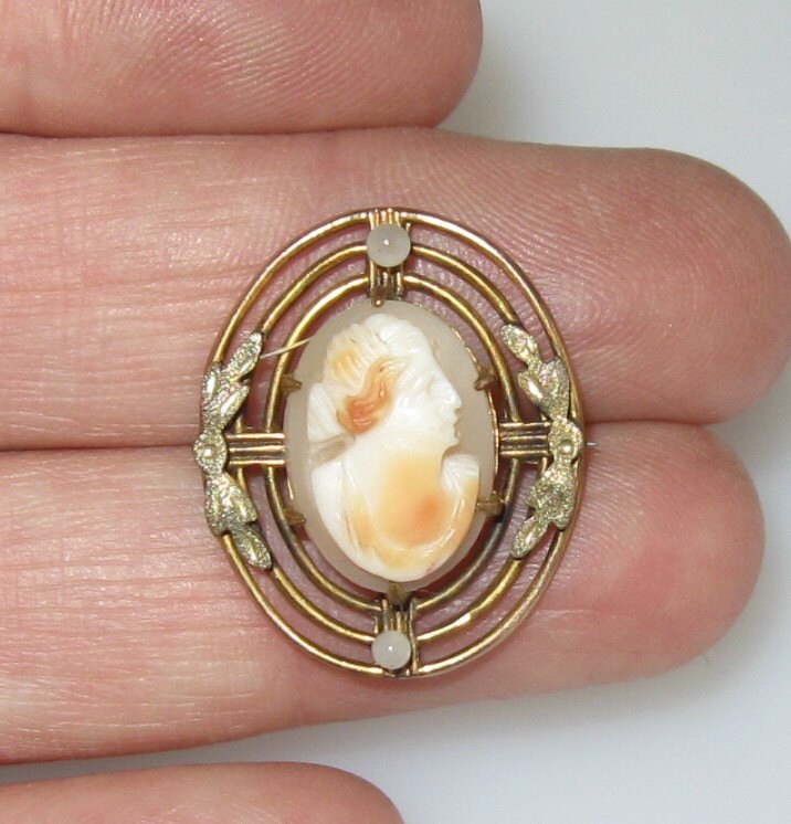 Feine 14K Gold Gefüllt & Samen Perlen Cameo Pin - Kleine Geschnitzte Shell Prong Set Brosche John H Peckham Macher Mark von BUTTERFLYWINGVINTAGE