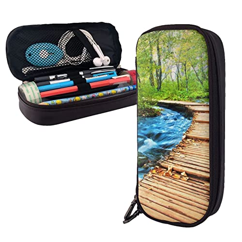 BUYQKANXX Stilvolles Leder-Federmäppchen – Tragbarer Schreibwaren-Organizer, niedliche Federmäppchen mit Reißverschluss, Federmäppchen, Holzbrücke, Bachlauf, Wasserdruck, Federmäppchen, tägliche BUYQKANXX Stilvolles Leder-Federmäppchen – Tragbarer Schreibwaren-Organizer, niedliche Federmäppchen mit Reißverschluss, Federmäppchen, Holzbrücke, Bachlauf, Wasserdruck, Federmäppchen, tägliche von BUYQKANXX